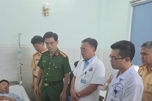 Thiếu niên lái xe máy đi sai làn đường, tông vào cán bộ CSGT