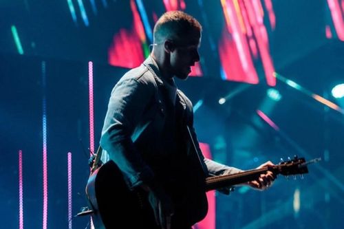 Thi sinh Idol khóc nức nở khi bị kết án tù chung thân