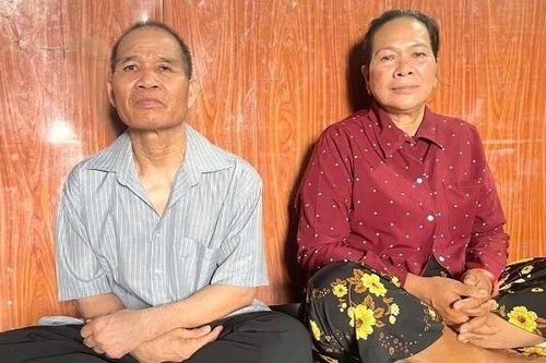 Cha trở về sau 8 năm chui lủi tại Thái Lan, con gái khóc nghẹn không nhận ra