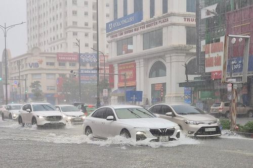 Không khí lạnh tràn vào Quảng Ngãi, TPHCM và Nam Bộ mưa lớn kèm sấm sét dồn dập