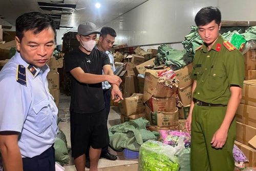 Phát hiện gần 20 tấn bánh kẹo, nước uống giả, Công an Hà Nội công bố hình ảnh