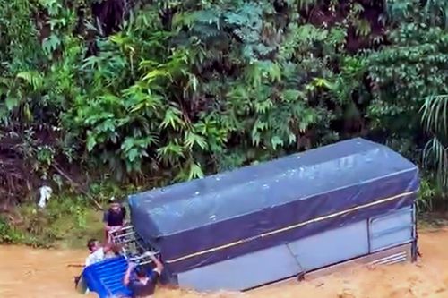 Xe tải chở nông sản bị lũ cuốn ở Đà Lạt