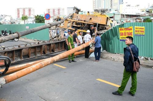 Khối sắt hàng chục tấn đổ ập chắn ngang đường, rung chuyển cả khu vực ở TPHCM