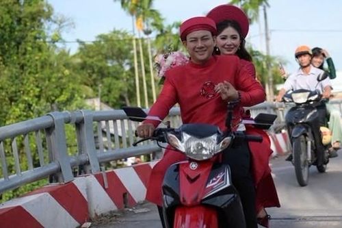 Ca sĩ nổi tiếng Hoài Lâm rước dâu bằng xe máy, Đàm Vĩnh Hưng song ca cùng chú rể