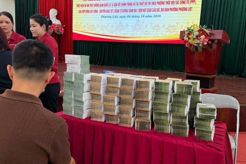 Người dân Hà Nội nhận bao tải tiền bồi thường dự án Quốc lộ 1A