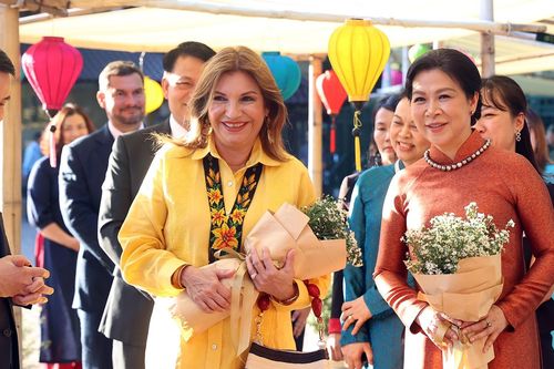 Phu nhân Tổng Bí thư, Chủ tịch nước cùng phu nhân Tổng thống Panama tìm hiểu cách dệt vải, vẽ bằng sáp ong