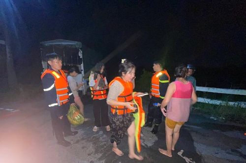 Cảnh sát kịp thời cứu 12 người mắc kẹt trong đêm lũ tại công trình Suối Cái