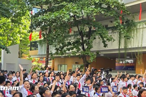 'Sen trong đá: Tâm sáng lòng son': Khi sân khấu đưa lịch sử đến gần học sinh