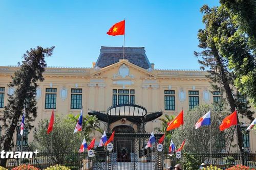 Phố phường Hà Nội rực rỡ cờ hoa chào mừng kỷ niệm 72 năm Ngày Giải phóng Thủ đô