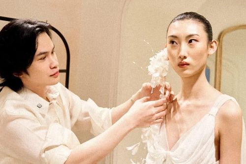 NTK Nguyễn Phúc Tuấn khẳng định vị thế của lụa Việt tại Paris Fashion Week