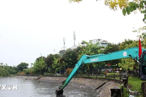 Thành phố Hồ Chí Minh: Thiết bị thi công rạch Xuyên Tâm ngã đổ ra đường Bùi Hữu Nghĩa