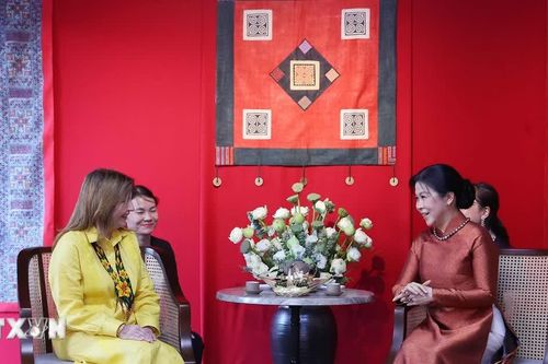 Phu nhân Tổng Bí thư, Chủ tịch nước và Phu nhân Tổng thống Panama tìm hiểu văn hóa các dân tộc Việt Nam