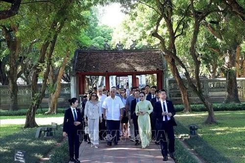 Tổng thống Panama cùng Phu nhân tham quan Văn Miếu - Quốc Tử Giám