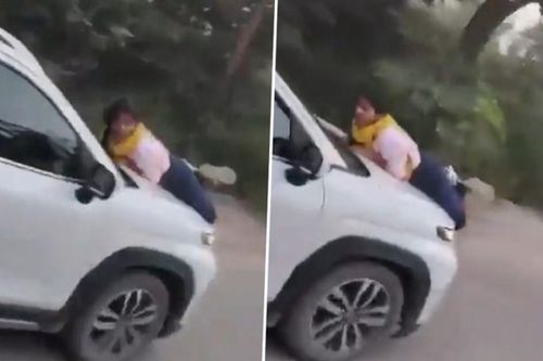 Vợ bám vào nắp capo xe ô tô sau khi bắt quả tang chồng ngoại tình