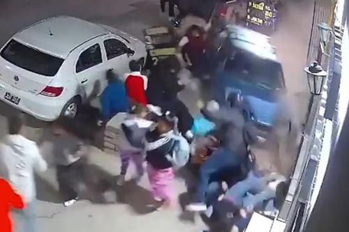 Ô tô tông trúng nhóm người trên vỉa hè, 2 người mắc kẹt dưới gầm xe