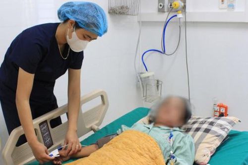 Ăn rau trồng trong vườn nhà, 4 người trong một gia đình nhập viện