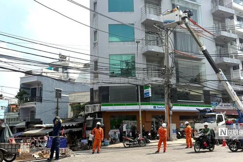 Tp.HCM: Hàng chục trụ điện án ngữ đường Chu Văn An được di dời