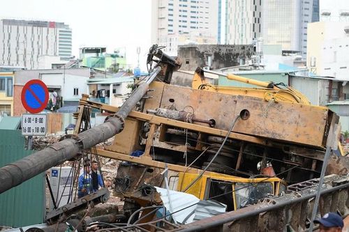 Tp.HCM: Khối sắt nặng hàng chục tấn đổ ầm xuống đường, người dân hoảng hốt
