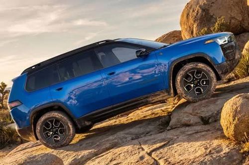 SUV địa hình thiết kế hầm hố, lội nước sâu 610 mm, giá gần 1,2 tỷ đồng