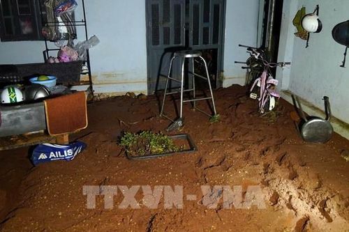 Khắc phục hậu quả vỡ tường bao của doanh nghiệp làm nước bùn tràn vào nhà dân