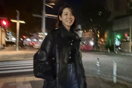 Son Ye Jin khoe ảnh dạo phố Nhật Bản, dân mạng 'đoán già đoán non'