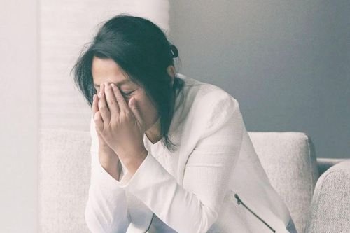 Con gái 8 tuổi mang về chiếc phong bì lạ, người mẹ mới biết sự thật đau đớn về bạn đời