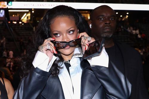 Rihanna đáp trả EJ Johnson sau màn 'đá xéo' tại Paris Fashion Week