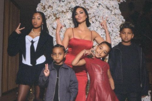 Người mẫu Kim Kardashian gây sốc khi tiết lộ số lượng bảo mẫu chăm sóc 4 con