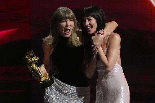 Taylor Swift bí mật mừng sinh nhật Dakota Johnson