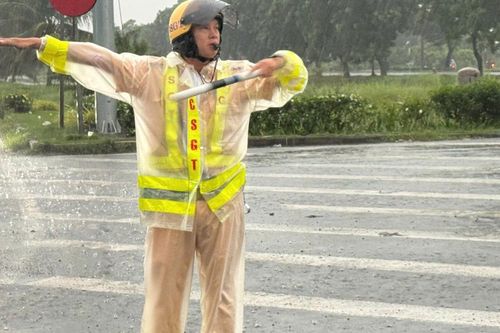 CSGT TP.HCM chủ động ứng phó mùa mưa, kịp thời hỗ trợ người dân