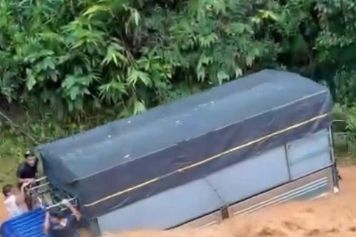 Xe tải bị nước cuốn, 3 người may mắn thoát nạn
