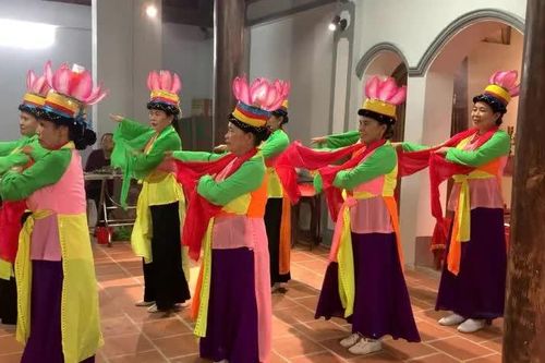 Múa đội đèn ở làng Đồng Lạc