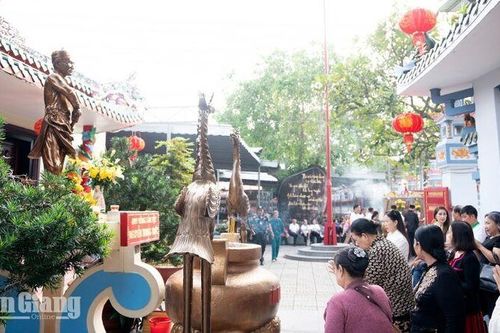 Theo dòng người về Lễ hội Nguyễn Trung Trực