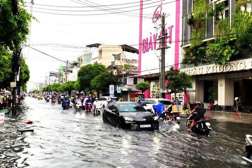 Long Xuyên ngập sâu sau mưa lớn kết hợp triều cường