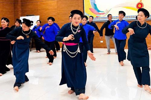 Bắc Ninh: Truyền dạy hát then - đàn tính cho đồng bào dân tộc thiểu số
