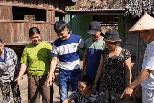 Xã Avương hỗ trợ 100 con heo cỏ sinh sản cho 50 hộ dân