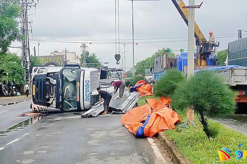 Đà Nẵng: Xe tải chở thép lật chắn ngang đường sau va chạm