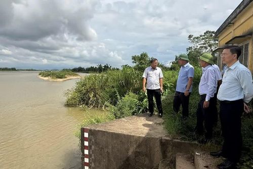 Phó Chủ tịch UBND tỉnh Dương Mah Tiệp kiểm tra an toàn đập, hồ chứa, chủ động ứng phó El Niño