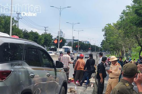 Xe ô tô va chạm với người đẩy xe rùa, 1 người tử vong
