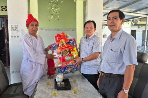 Lãnh đạo xã Phước Hữu thăm, chúc mừng đồng bào Chăm theo đạo Bàlamôn nhân dịp Lễ hội Katê năm 2026
