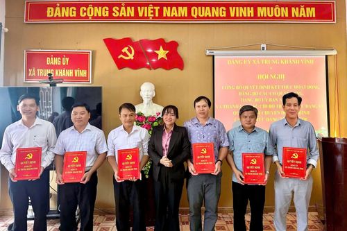 Đảng ủy xã Trung Khánh Vĩnh công bố các quyết định về sắp xếp, kiện toàn tổ chức đảng