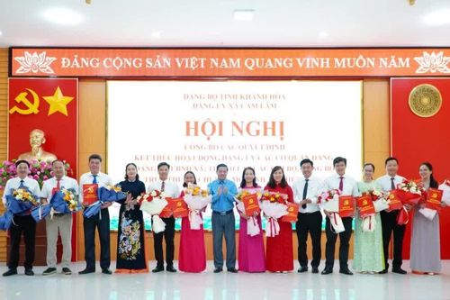 Đảng ủy xã Cam Lâm công bố các quyết định về sắp xếp, kiện toàn tổ chức đảng và công tác cán bộ