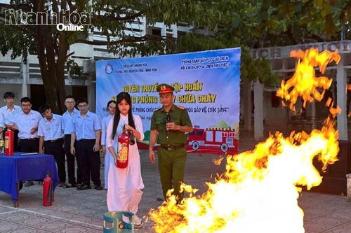 Trang bị kỹ năng phòng cháy, chữa cháy cho học sinh Trường THPT Nguyễn Trãi - Ninh Hòa