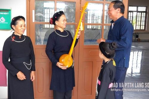Người "thắp lửa" tình yêu dân ca