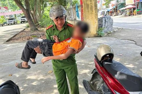 Công an xã Bảo Hà kịp thời giúp đưa 1 học sinh bị ngã xe đến cơ sở y tế