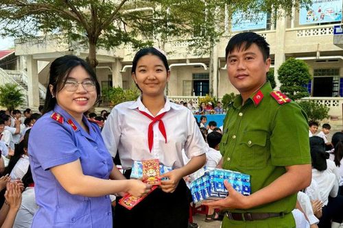 Đại úy công an hết lòng vì công việc