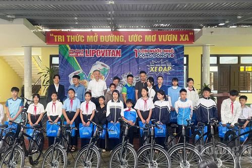 Tiếp sức cho học sinh nghèo đến trường