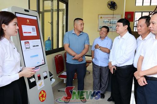 Kiểm tra triển khai kiosk hỗ trợ giải quyết thủ tục hành chính tại xã Chiềng Mung và phường Chiềng Cơi