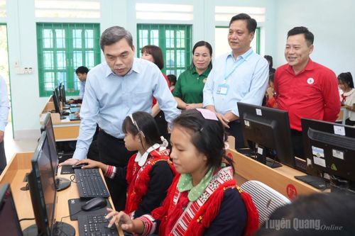 Phó Bí thư Tỉnh ủy, Chủ tịch Ủy ban MTTQ tỉnh Ma Thế Hồng kiểm tra tại xã Thông Nguyên