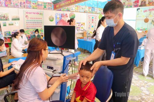 Khám sàng lọc tim bẩm sinh và tai mũi họng cho học sinh xã Ngọc Đường